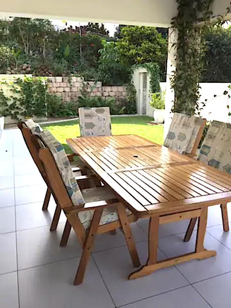 Close To The Sea - Sea Facing Upstairs En-suite Bedroom In Main House * Durban