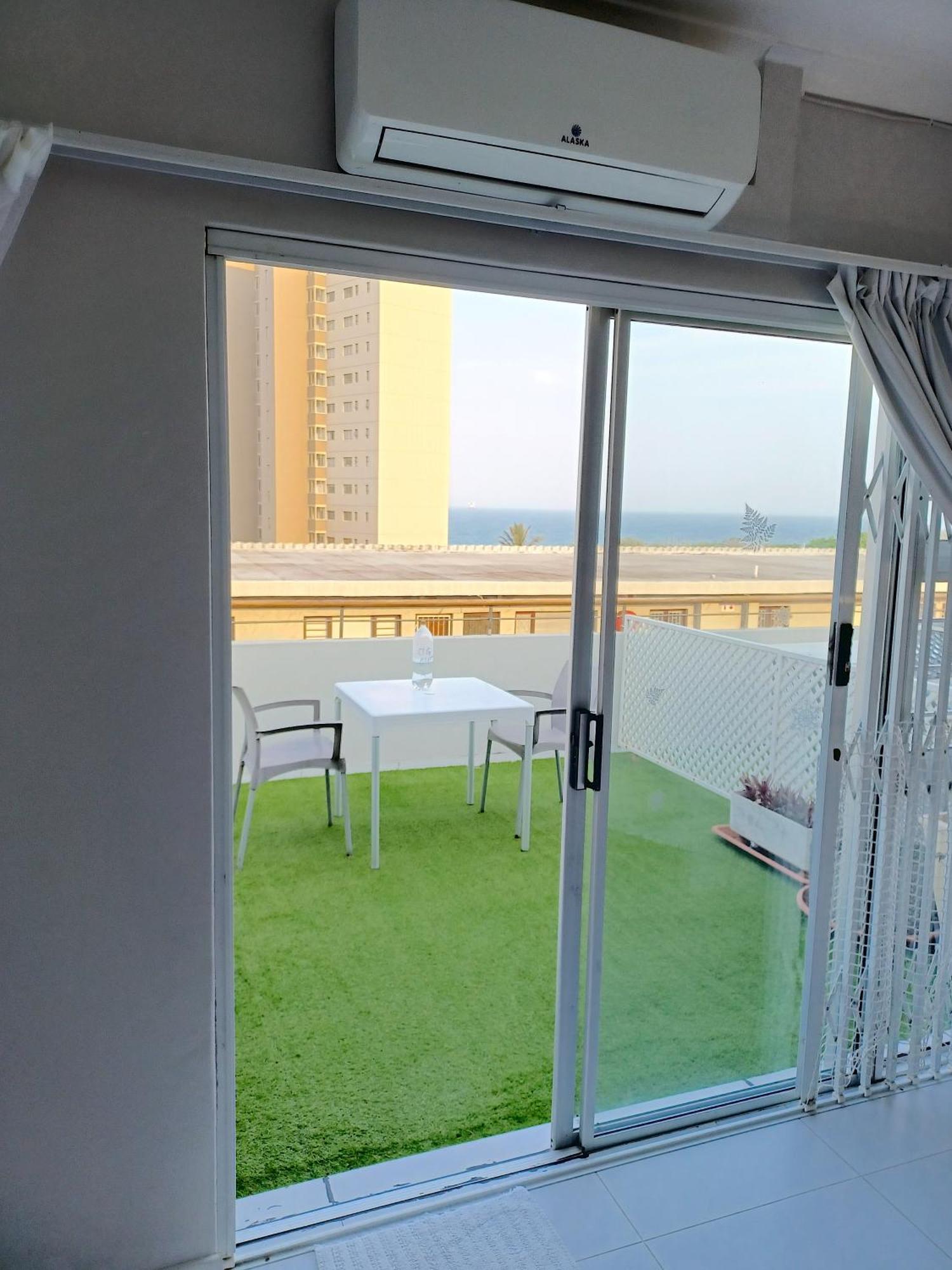 Close To The Sea - Sea Facing Upstairs En-suite Bedroom In Main House Durban